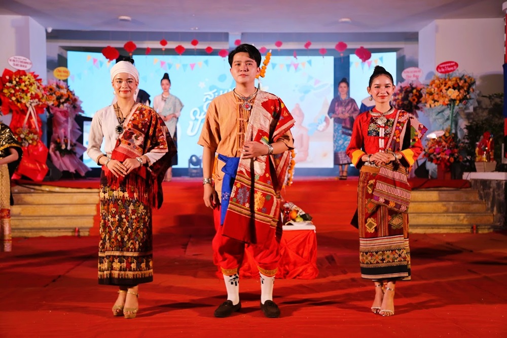 Tết Lào, Tết Bunpimay, trường Cao đẳng Huế, lưu học sinh Lào, nghi lễ cầu may, buộc cổ chỉ tay, giao lưu văn hóa Tết Lào, Tết Bunpimay, trường Cao đẳng Huế, lưu học sinh Lào, nghi lễ cầu may, buộc cổ chỉ tay, giao lưu văn hóa