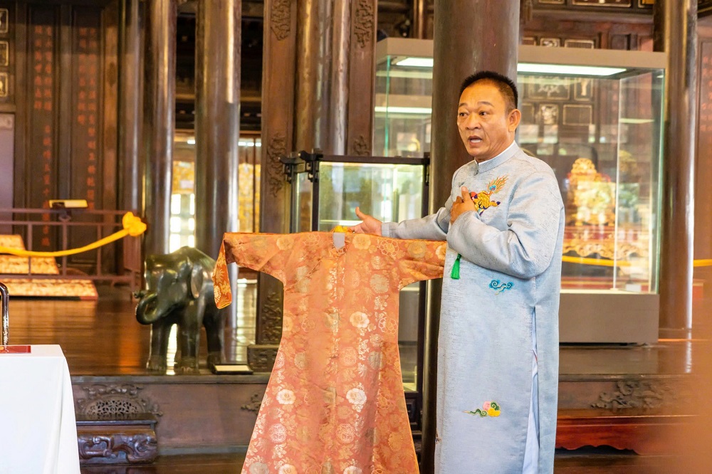 trao tặng; cổ vật; áo dài của bà Từ Cung; Hoàng Thái hậu Từ Cung; tặng Trung tâm Bảo tồn Di tích Cố đô Huế; cổ vật hồi hương; hồi hương di sản Huế; bà Công Tôn Nữ Kim Chi;  trao tặng; cổ vật; áo dài của bà Từ Cung; Hoàng Thái hậu Từ Cung; tặng Trung tâm Bảo tồn Di tích Cố đô Huế; cổ vật hồi hương; hồi hương di sản Huế; bà Công Tôn Nữ Kim Chi;