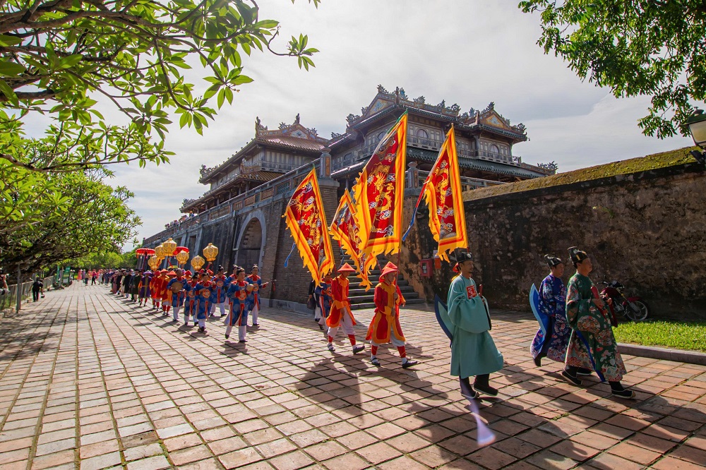 Huế tri ân Võ vương Nguyễn Phúc Khoát: Hành trình về nguồn qua tà áo dài ngũ thân Huế tri ân Võ vương Nguyễn Phúc Khoát: Hành trình về nguồn qua tà áo dài ngũ thân
