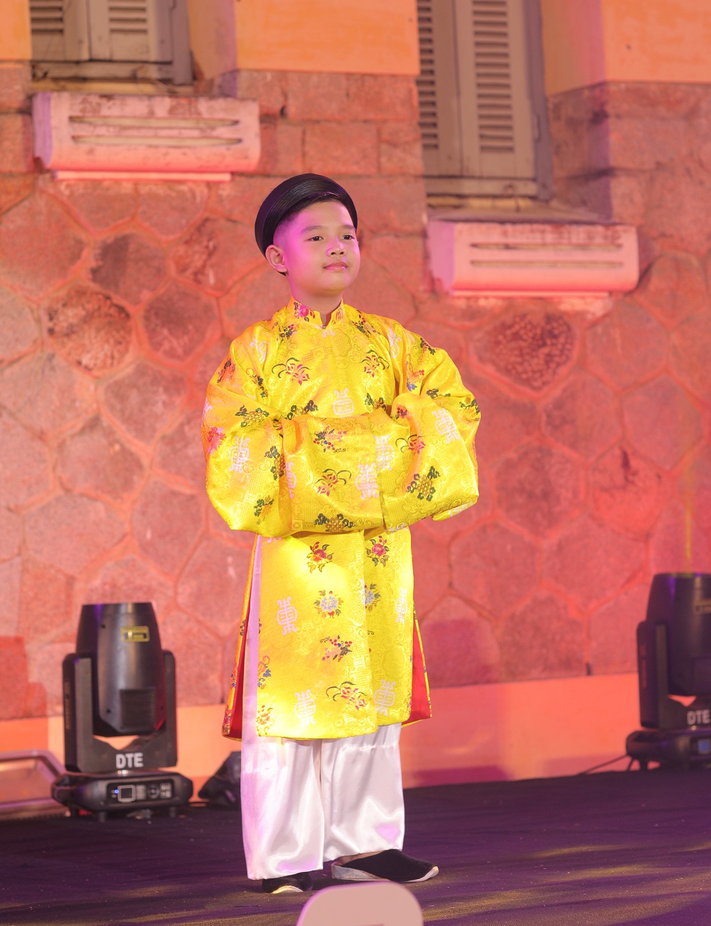thương hiệu áo dài Hoa Nghiêm; Hoa Nghiêm cổ phục Việt; Hoa Nghiêm áo dài; thuê cổ phục đẹp tại Huế; thương hiệu áo dài Hoa Nghiêm; Hoa Nghiêm cổ phục Việt; Hoa Nghiêm áo dài; thuê cổ phục đẹp tại Huế;