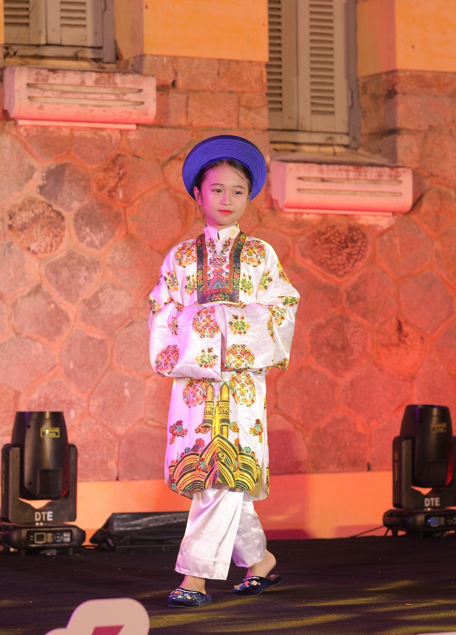 thương hiệu áo dài Hoa Nghiêm; Hoa Nghiêm cổ phục Việt; Hoa Nghiêm áo dài; thuê cổ phục đẹp tại Huế; 