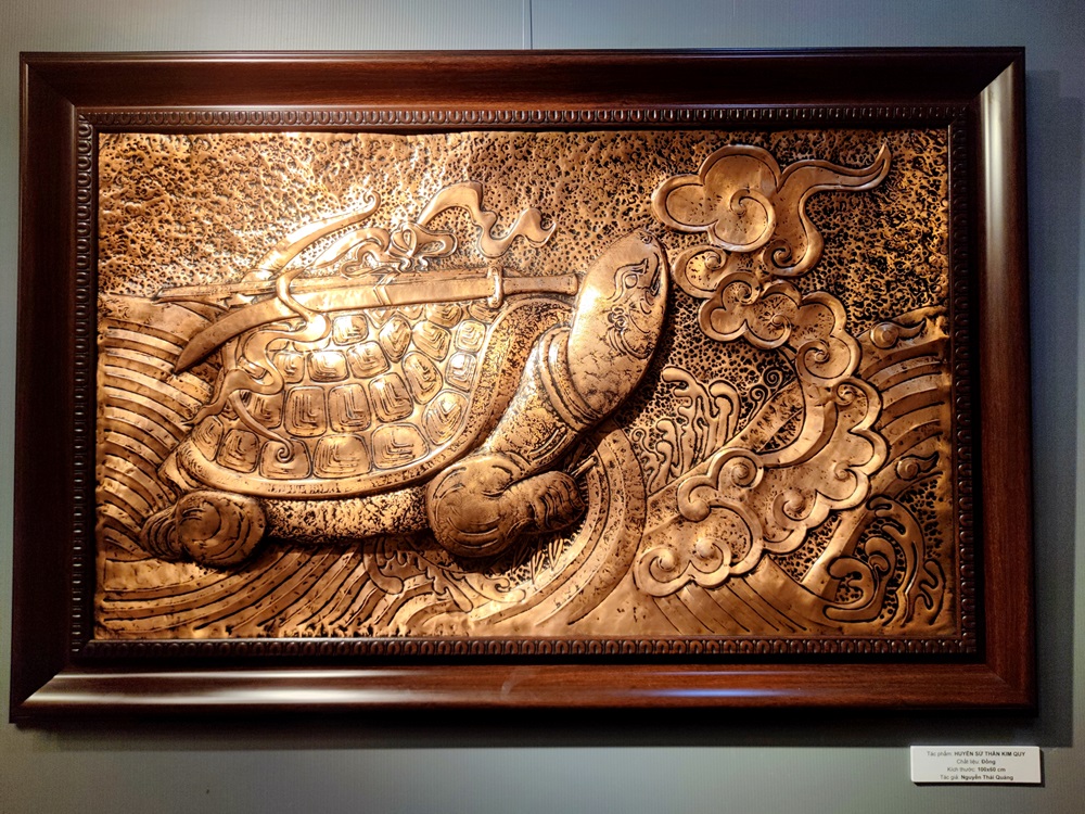 Tác phẩm "Huyền sử thần Kim quy" của tác giả Nguyễn Thái Quảng tại triển lãm Tác phẩm "Huyền sử thần Kim quy" của tác giả Nguyễn Thái Quảng tại triển lãm