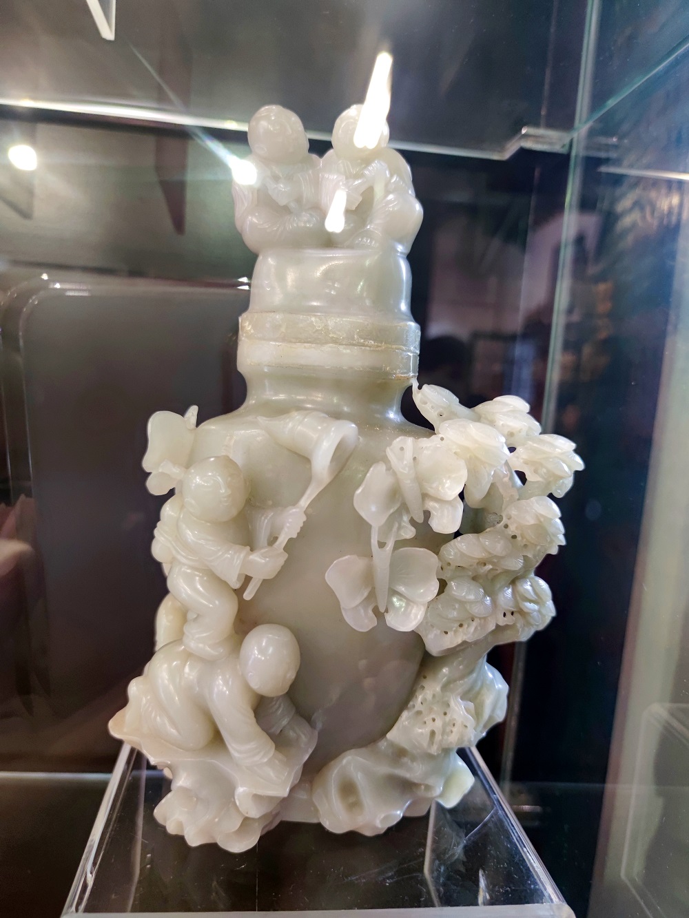 bảo tàng đồ sứ ký kiểu thời Nguyễn, triển lãm Ngọc Ngà Huế, nghệ thuật và tín ngưỡng thời Nguyễn, sưu tầm cổ ngoạn, bảo tàng tư nhân, 114 Mai Thúc Loan, văn hóa cung đình Huế, điểm hẹn văn hóa Huế