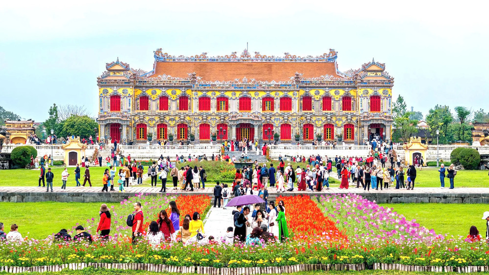 thành phố Huế, hiện đại, giữ gìn bản sắc, Đại Nội Huế, điện Kiến Trung, lầu Ngũ Phụng, Festival Huế, đô thị xanh, cầu Trường Tiền, đô thị di sản, phát triển bền vững