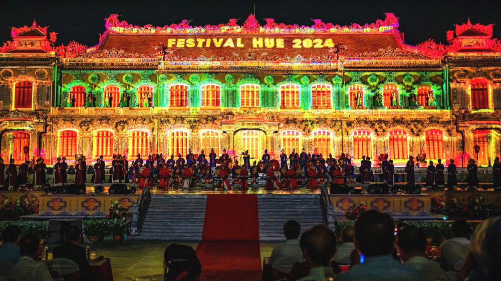 thành phố Huế, hiện đại, giữ gìn bản sắc, Đại Nội Huế, điện Kiến Trung, lầu Ngũ Phụng, Festival Huế, đô thị xanh, cầu Trường Tiền, đô thị di sản, phát triển bền vững