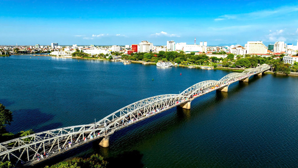 thành phố Huế, hiện đại, giữ gìn bản sắc, Đại Nội Huế, điện Kiến Trung, lầu Ngũ Phụng, Festival Huế, đô thị xanh, cầu Trường Tiền, đô thị di sản, phát triển bền vững thành phố Huế, hiện đại, giữ gìn bản sắc, Đại Nội Huế, điện Kiến Trung, lầu Ngũ Phụng, Festival Huế, đô thị xanh, cầu Trường Tiền, đô thị di sản, phát triển bền vững