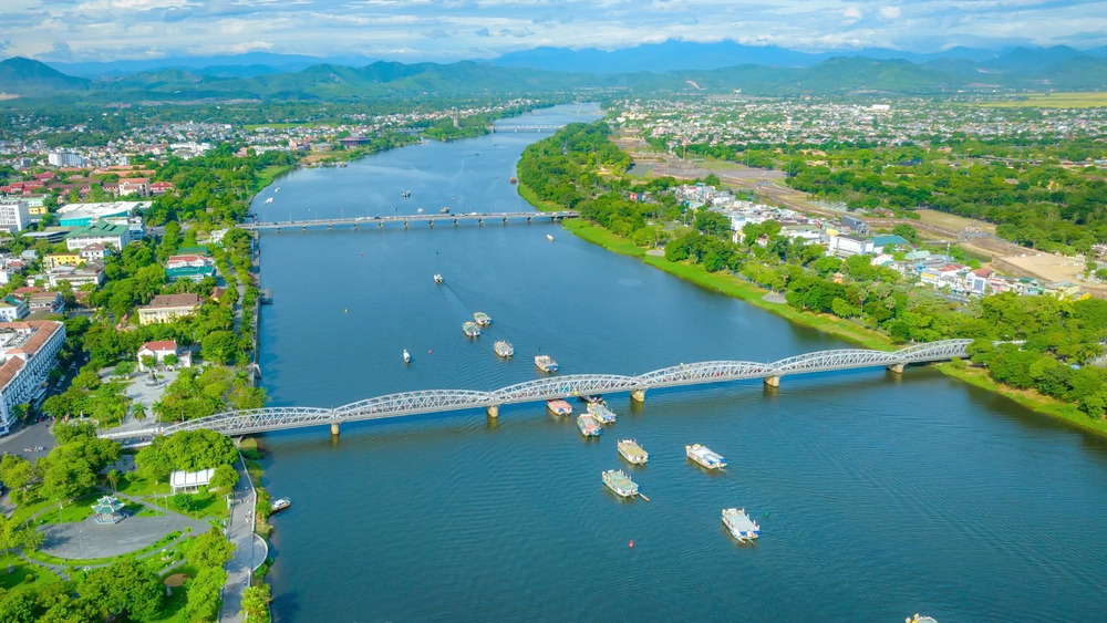 thành phố Huế, hiện đại, giữ gìn bản sắc, Đại Nội Huế, điện Kiến Trung, lầu Ngũ Phụng, Festival Huế, đô thị xanh, cầu Trường Tiền, đô thị di sản, phát triển bền vững