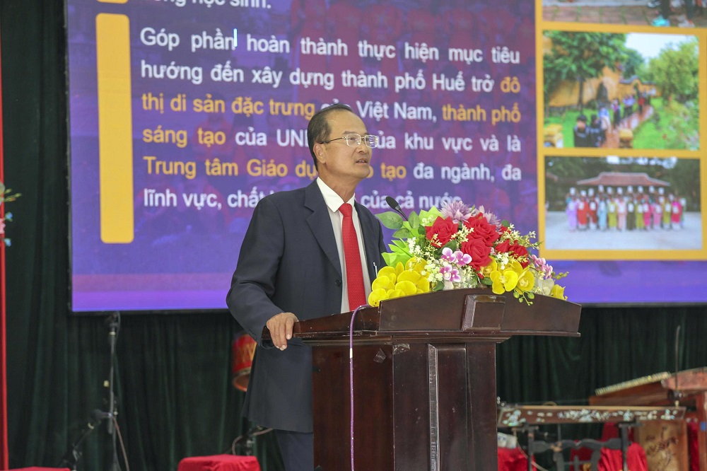 Ông Hoàng Việt Trung, Giám đốc Trung tâm Bảo tồn Di tích Cố đô Huế báo cáo đánh giá công tác phối hợp triển khai Chương trình giáo dục di sản giai đoạn 2020 - 2025 và phương hướng giai đoạn 2026 - 2030 tại Hội nghị