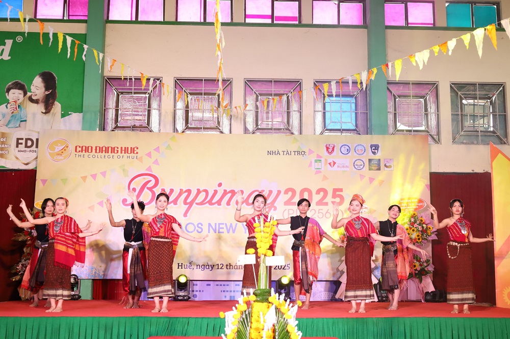 Trường Cao đẳng Huế đón Tết Bunpimay, Sinh viên Lào đón năm mới tại Huế, Văn hóa Lào tại Trường Cao đẳng Huế, Bunpimay Huế 2025 có gì đặc biệt, Lễ hội văn hóa Việt – Lào tại Huế, Giao lưu văn nghệ sinh viên Lào Việt tại Huế, Tết cổ truyền Lào Bunpimay là gì, Trường học tổ chức Bunpimay cho sinh viên Lào, Du học sinh Lào ăn Tết xa quê tại Huế Trường Cao đẳng Huế đón Tết Bunpimay, Sinh viên Lào đón năm mới tại Huế, Văn hóa Lào tại Trường Cao đẳng Huế, Bunpimay Huế 2025 có gì đặc biệt, Lễ hội văn hóa Việt – Lào tại Huế, Giao lưu văn nghệ sinh viên Lào Việt tại Huế, Tết cổ truyền Lào Bunpimay là gì, Trường học tổ chức Bunpimay cho sinh viên Lào, Du học sinh Lào ăn Tết xa quê tại Huế
