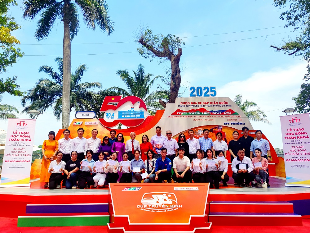 trao học bổng, Huế hiếu học, học bổng toàn khóa, dành cho sinh viên Huế, năm học 2024 - 2025 trao học bổng, Huế hiếu học, học bổng toàn khóa, dành cho sinh viên Huế, năm học 2024 - 2025