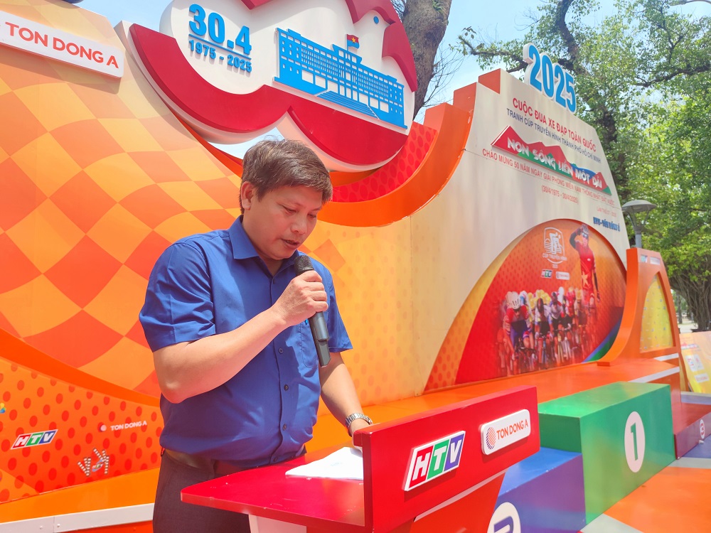 trao học bổng, Huế hiếu học, học bổng toàn khóa, dành cho sinh viên Huế, năm học 2024 - 2025 trao học bổng, Huế hiếu học, học bổng toàn khóa, dành cho sinh viên Huế, năm học 2024 - 2025