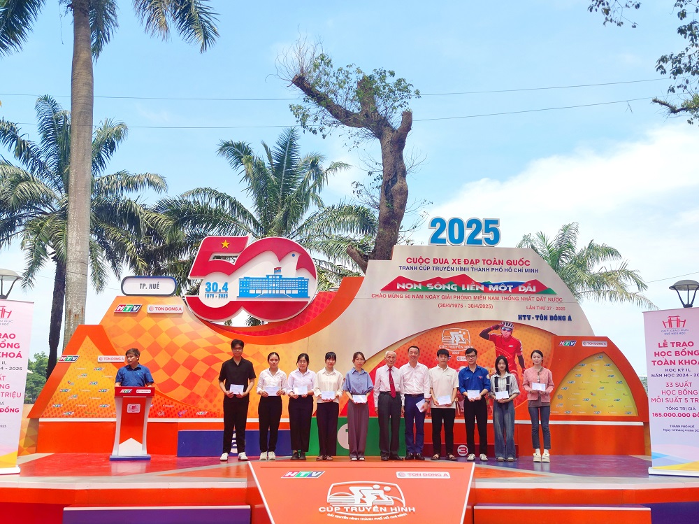 trao học bổng, Huế hiếu học, học bổng toàn khóa, dành cho sinh viên Huế, năm học 2024 - 2025 trao học bổng, Huế hiếu học, học bổng toàn khóa, dành cho sinh viên Huế, năm học 2024 - 2025