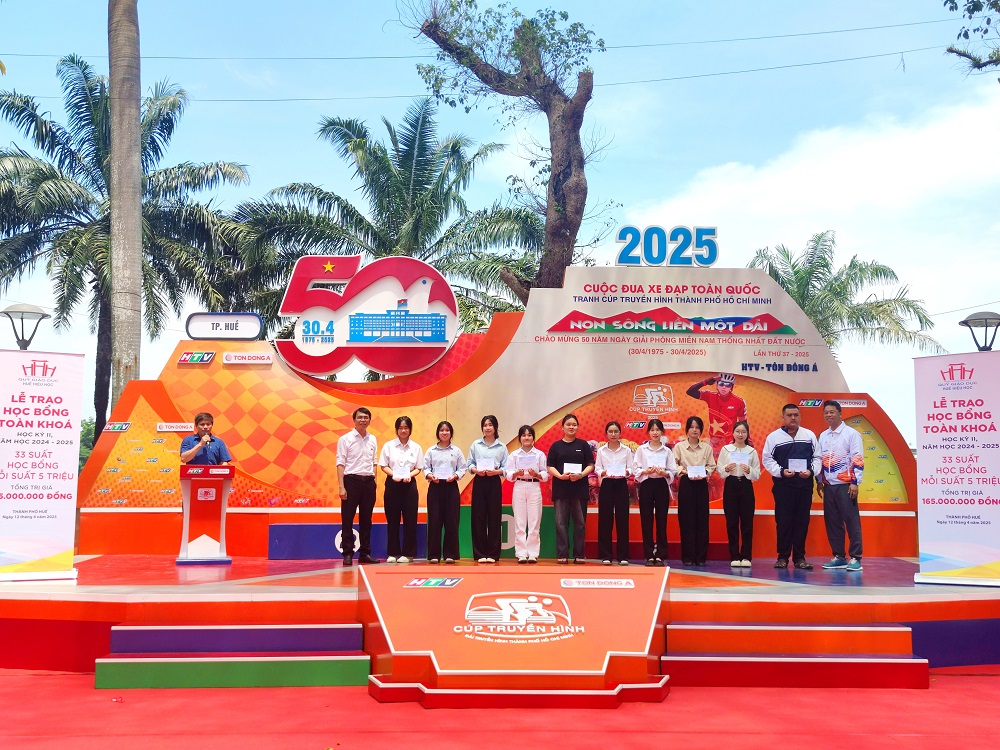 trao học bổng, Huế hiếu học, học bổng toàn khóa, dành cho sinh viên Huế, năm học 2024 - 2025 trao học bổng, Huế hiếu học, học bổng toàn khóa, dành cho sinh viên Huế, năm học 2024 - 2025