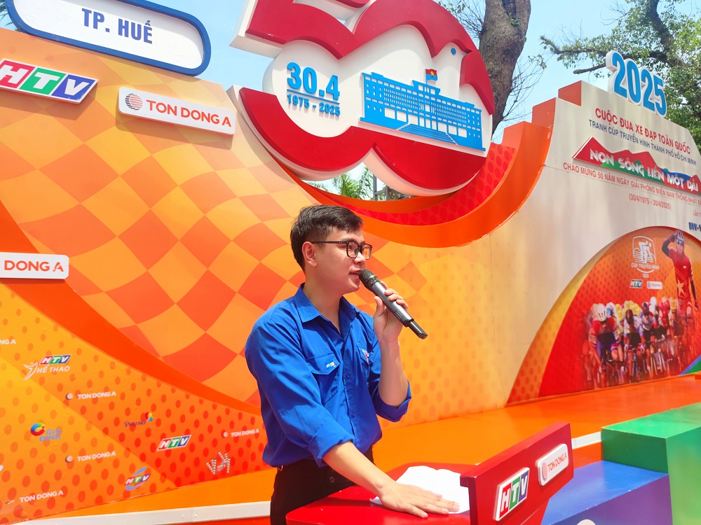 trao học bổng, Huế hiếu học, học bổng toàn khóa, dành cho sinh viên Huế, năm học 2024 - 2025 trao học bổng, Huế hiếu học, học bổng toàn khóa, dành cho sinh viên Huế, năm học 2024 - 2025