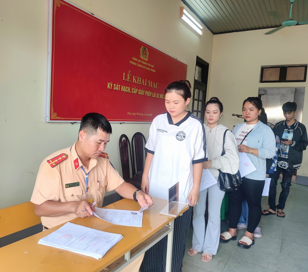 kỳ thi sát hạch lái xe, thi sát hạch lái xe tại Huế, Trường Cao đẳng Huế, lần đầu tiên, chuyển giao nhiệm vụ, Công an thành phố Huế, tiếp nhận nhiệm vụ sát hạch, Trung tâm sát hạch lái xe Trường cao đẳng Huế, 365 Điện Biên Phủ, 250 học viên