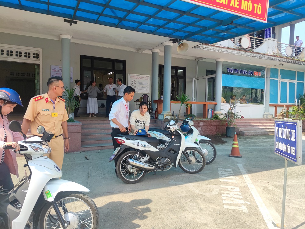 kỳ thi sát hạch lái xe, thi sát hạch lái xe tại Huế, Trường Cao đẳng Huế, lần đầu tiên, chuyển giao nhiệm vụ, Công an thành phố Huế, tiếp nhận nhiệm vụ sát hạch, Trung tâm sát hạch lái xe Trường cao đẳng Huế, 365 Điện Biên Phủ, 250 học viên