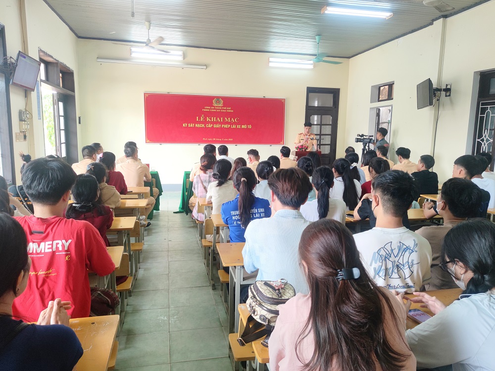 kỳ thi sát hạch lái xe, thi sát hạch lái xe tại Huế, Trường Cao đẳng Huế, lần đầu tiên, chuyển giao nhiệm vụ, Công an thành phố Huế, tiếp nhận nhiệm vụ sát hạch, Trung tâm sát hạch lái xe Trường cao đẳng Huế, 365 Điện Biên Phủ, 250 học viên