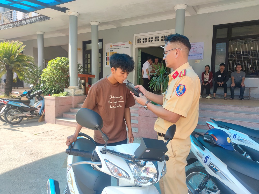 kỳ thi sát hạch lái xe, thi sát hạch lái xe tại Huế, Trường Cao đẳng Huế, lần đầu tiên, chuyển giao nhiệm vụ, Công an thành phố Huế, tiếp nhận nhiệm vụ sát hạch, Trung tâm sát hạch lái xe Trường cao đẳng Huế, 365 Điện Biên Phủ, 250 học viên