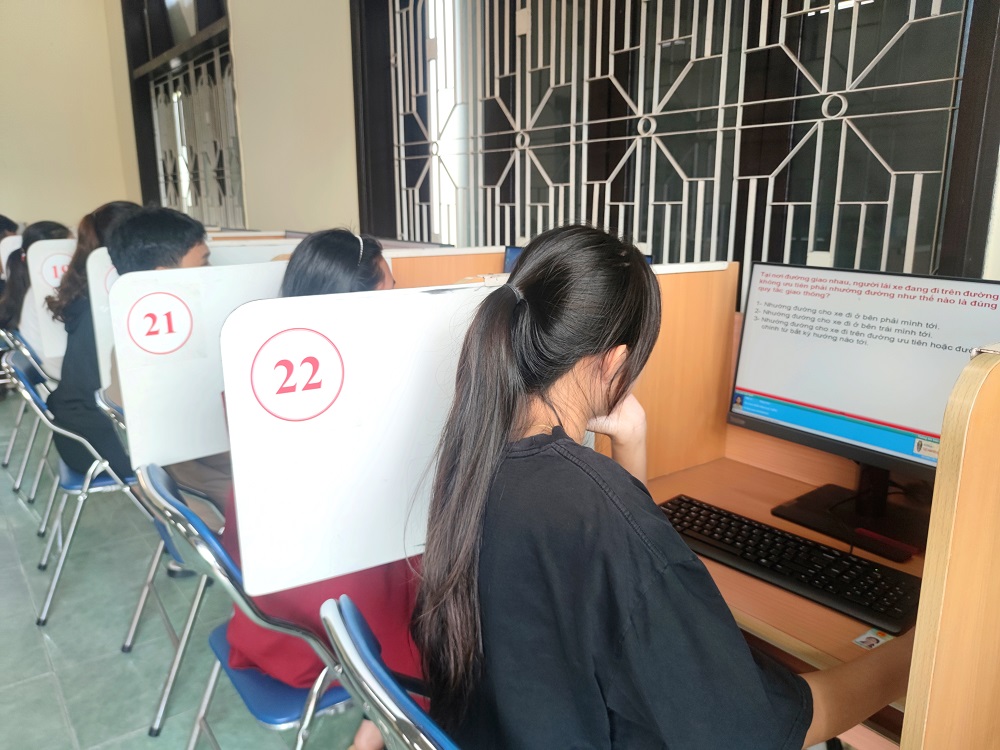 kỳ thi sát hạch lái xe, thi sát hạch lái xe tại Huế, Trường Cao đẳng Huế, lần đầu tiên, chuyển giao nhiệm vụ, Công an thành phố Huế, tiếp nhận nhiệm vụ sát hạch, Trung tâm sát hạch lái xe Trường cao đẳng Huế, 365 Điện Biên Phủ, 250 học viên