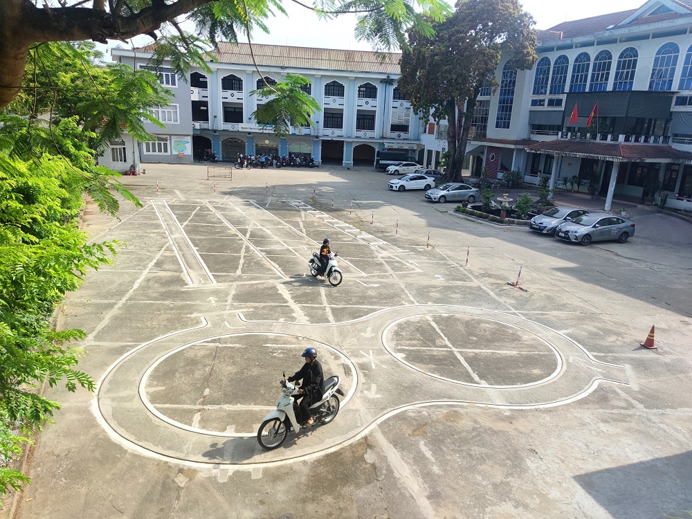 kỳ thi sát hạch lái xe, thi sát hạch lái xe tại Huế, Trường Cao đẳng Huế, lần đầu tiên, chuyển giao nhiệm vụ, Công an thành phố Huế, tiếp nhận nhiệm vụ sát hạch, Trung tâm sát hạch lái xe Trường cao đẳng Huế, 365 Điện Biên Phủ, 250 học viên