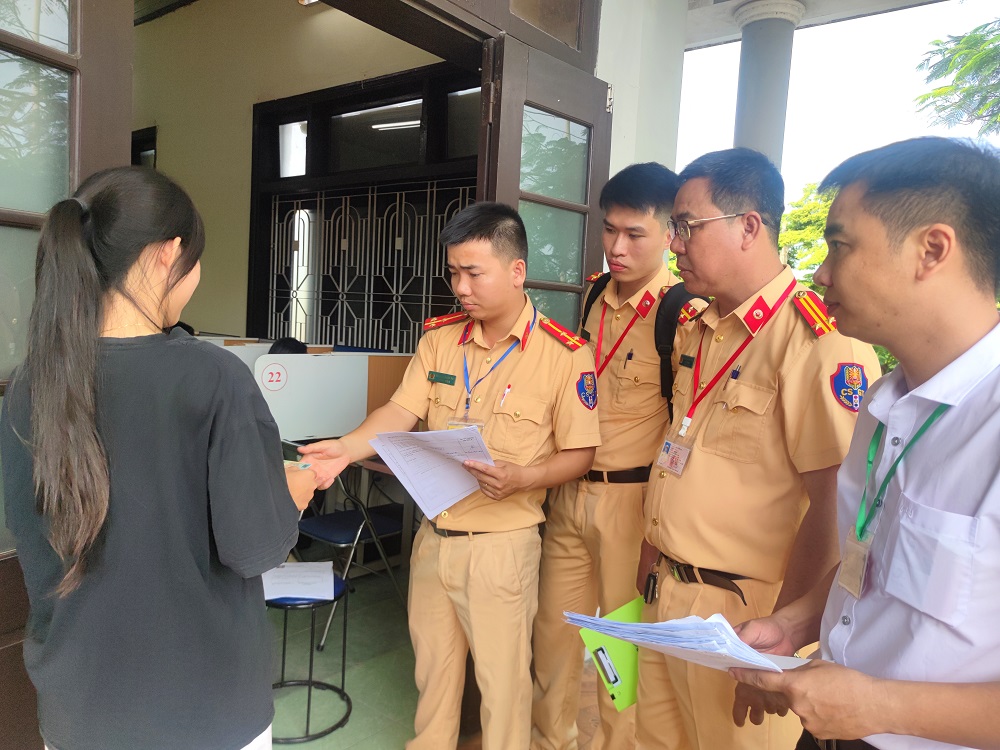 kỳ thi sát hạch lái xe, thi sát hạch lái xe tại Huế, Trường Cao đẳng Huế, lần đầu tiên, chuyển giao nhiệm vụ, Công an thành phố Huế, tiếp nhận nhiệm vụ sát hạch, Trung tâm sát hạch lái xe Trường cao đẳng Huế, 365 Điện Biên Phủ, 250 học viên