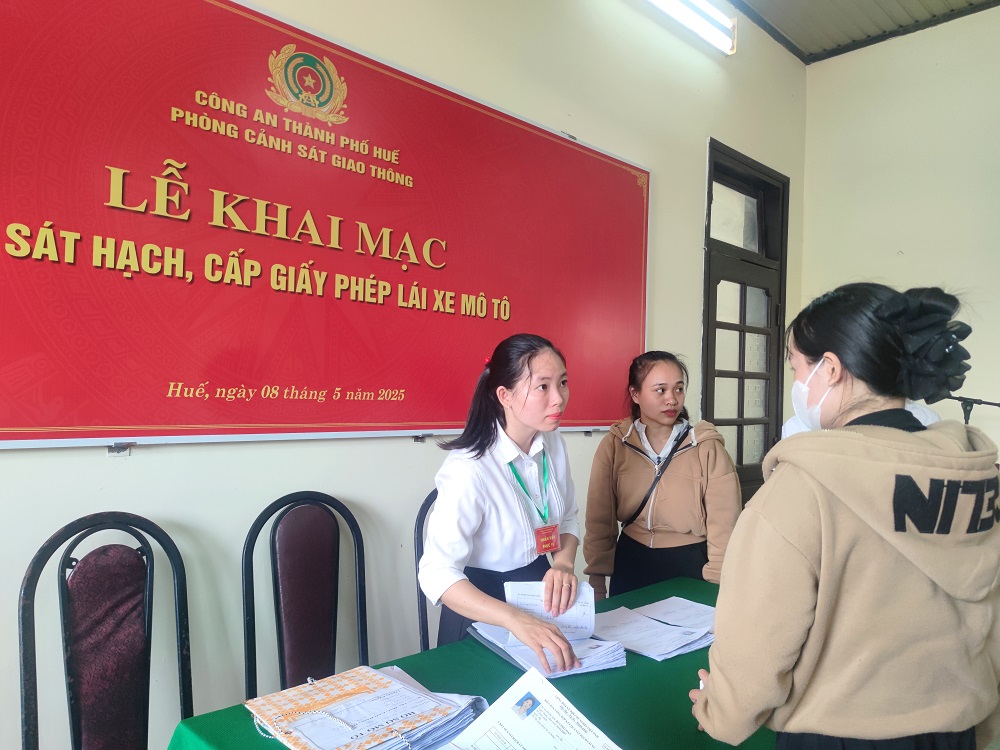 kỳ thi sát hạch lái xe, thi sát hạch lái xe tại Huế, Trường Cao đẳng Huế, lần đầu tiên, chuyển giao nhiệm vụ, Công an thành phố Huế, tiếp nhận nhiệm vụ sát hạch, Trung tâm sát hạch lái xe Trường cao đẳng Huế, 365 Điện Biên Phủ, 250 học viên