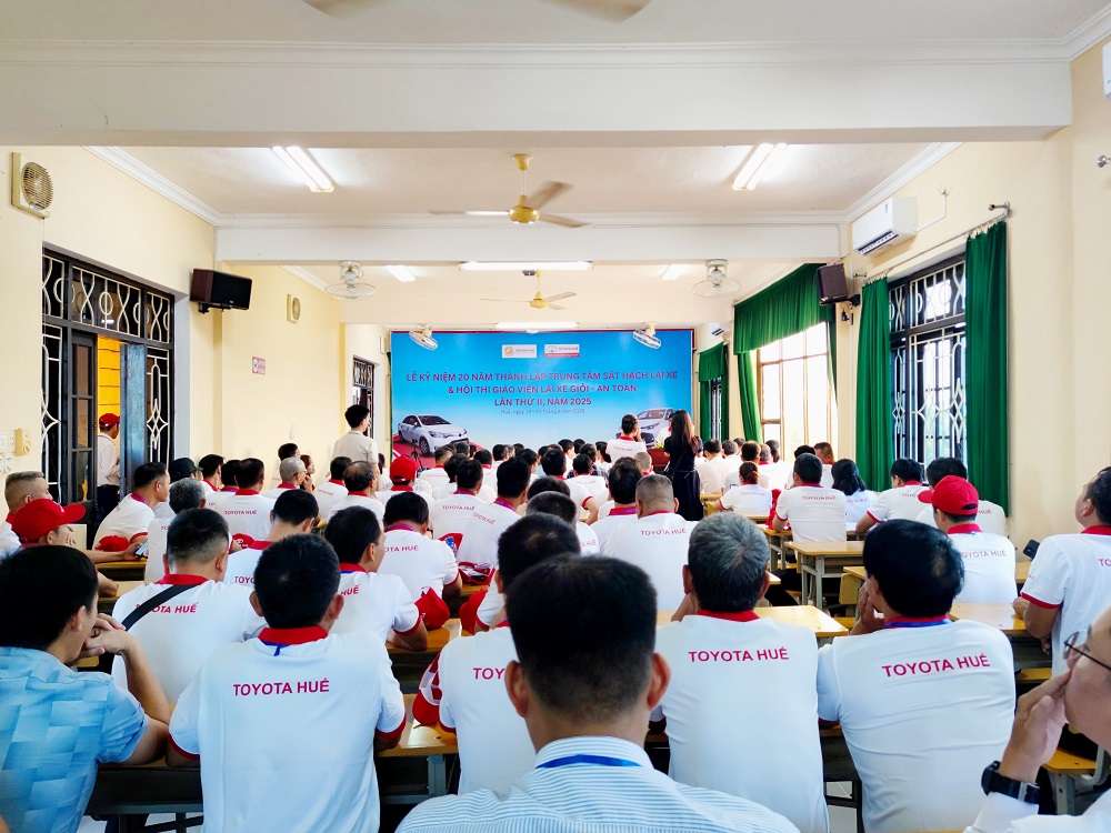 Toàn cảnh chương trình khai mạc Hội thi “Giáo viên lái xe giỏi – An toàn” lần thứ II, năm 2025