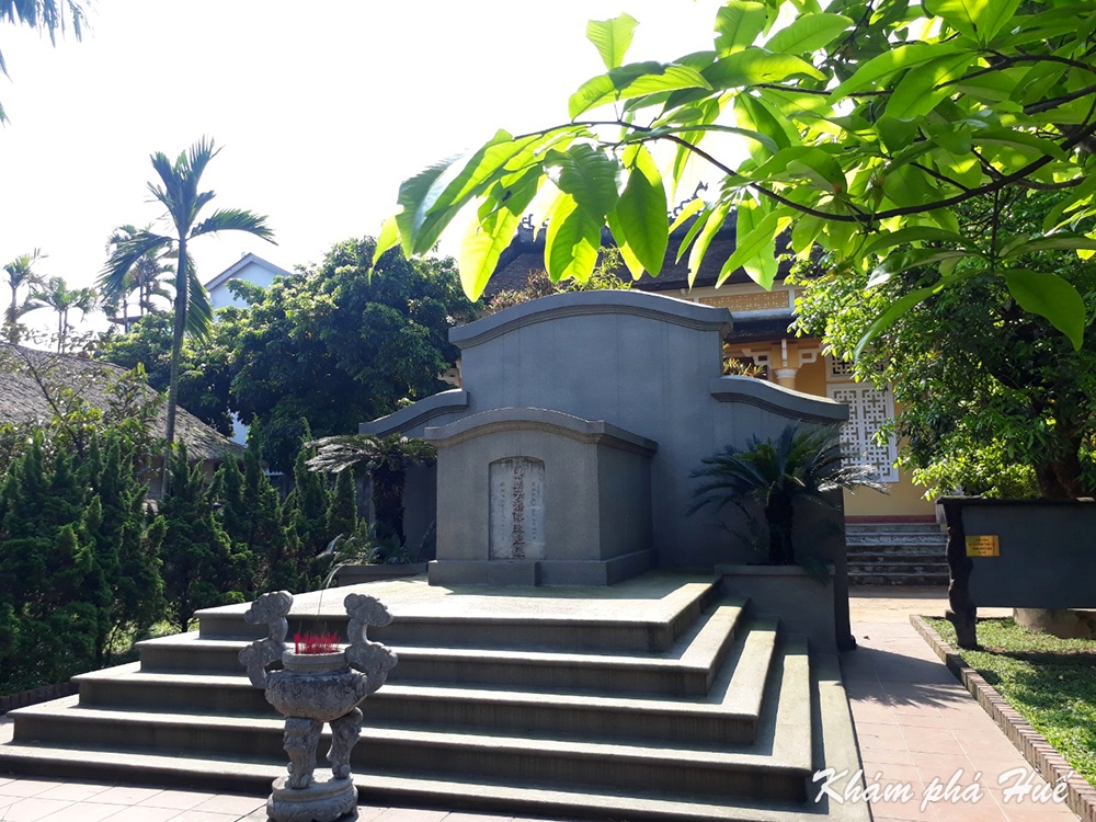 Ông Già Bến Ngự