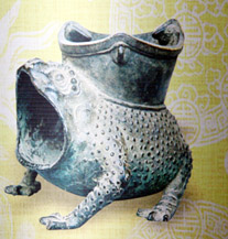 Một trong hơn 9.000 cổ vật đang được lưu giữ tại Bảo tàng Cổ vật Cung đình Huế.