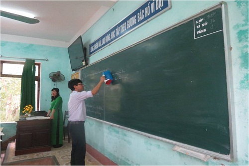  Em Tiến đang lau bảng bằng khăn bảng thông minh.