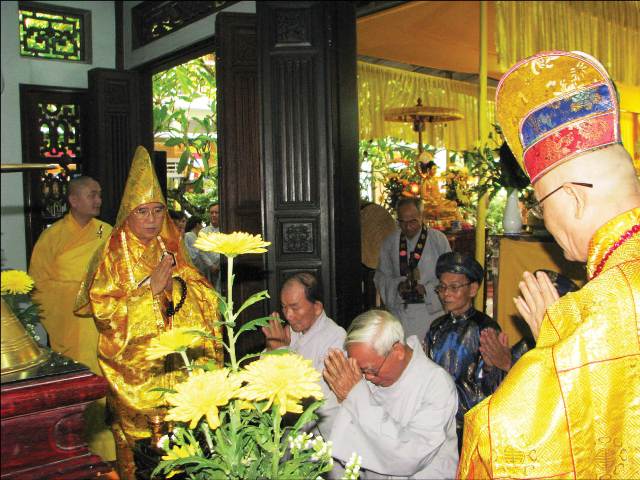 Một trong những nghi lễ được tổ chức trong phần khai kinh Vu Lan Thắng hội