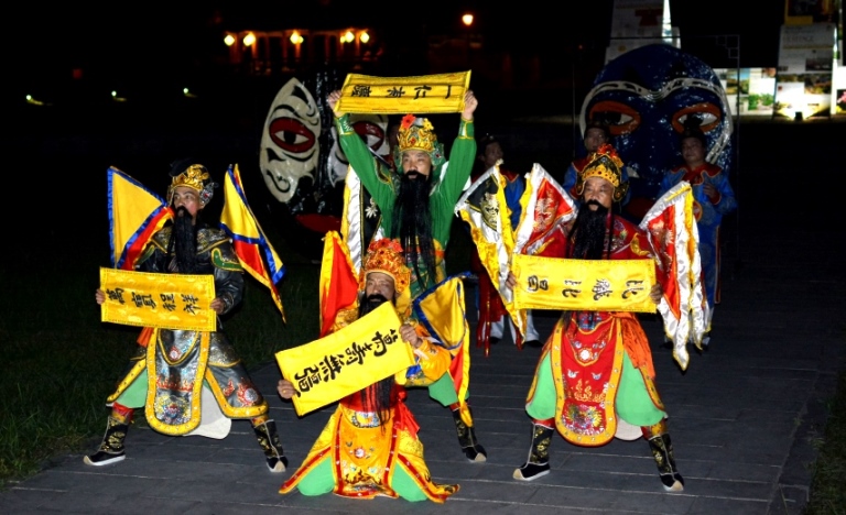 Biểu diễn vũ khúc cung đình Trình tường tập khánh trong chương trình “Đại Nội về đêm”