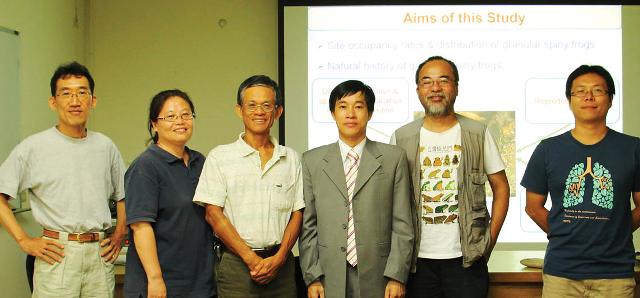 Ngô Văn Bình (thứ ba từ phải sang) tại lễ bảo vệ luận án tiến sĩ ở Đài Loan