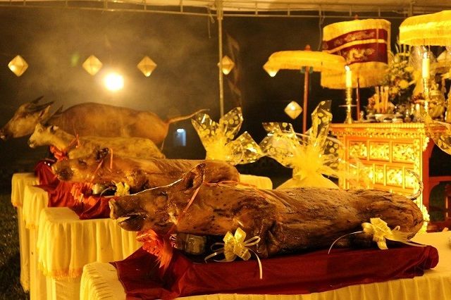 Lễ cúng gồm trâu, dê và lợn, được bố trí ngay chính giữa đàn Xã Tắc.