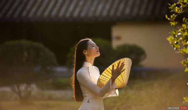 Áo dài Huế: Áo dài Huế với nét đẹp tinh tế, thanh lịch và trang nhã mang đến cho phụ nữ Việt một vẻ đẹp không thể lẫn vào đâu được. Hãy khám phá vàe chiêm ngưỡng vẻ đẹp cổ điển này trong hình ảnh!