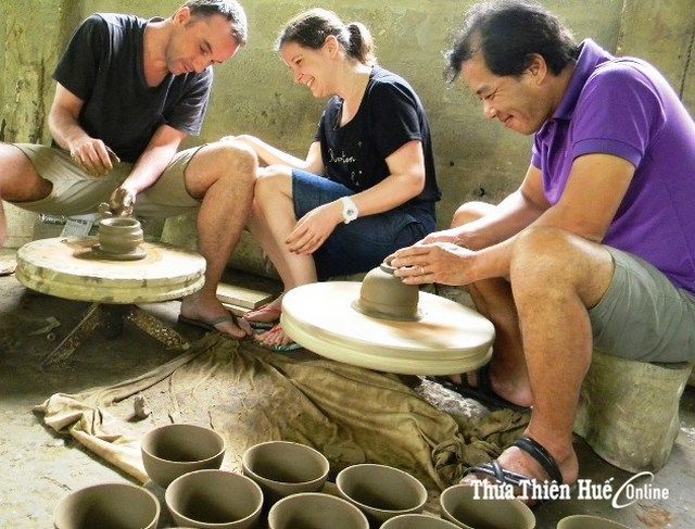  Hướng dẫn du khách các công đoạn làm gốm. Ảnh: Thanh Hương
