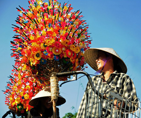 Thanh Tien Village: An unique charm of paper flower handicraft