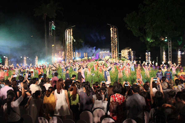 Lễ hội áo dài tại Festival nghề truyền thống Huế năm 2017