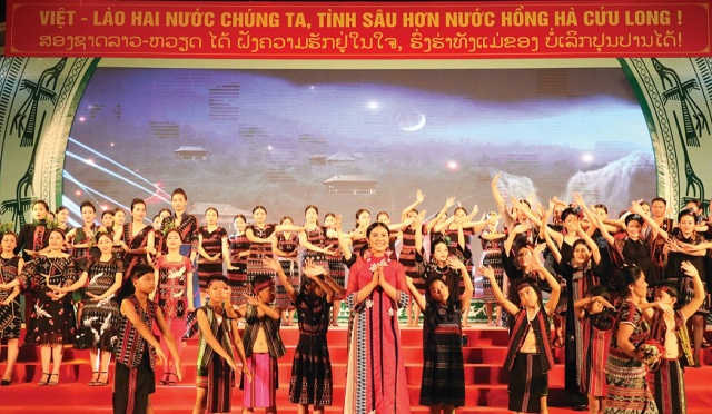 Dệt Dèng A Lưới được trình diễn tại Ngày Văn hóa,Thể thao và Du lịch các DTTS các tỉnh vùng biên giới Việt Nam-Lào khu vực miền Trung và Tây Nguyên năm 2019.