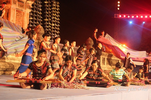 Trang phục Dèng được trình diễn tại Festival Nghề Truyền thống Huế 2015