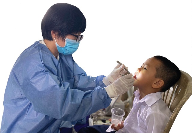 TS. Nguyễn Thị Hoàng Yến khám răng cho trẻ