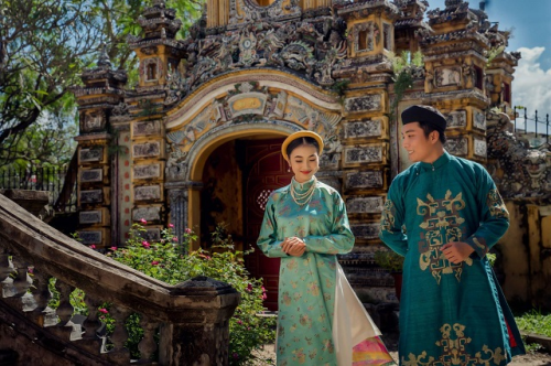 Áo dài ngũ thân nam và nữ  (Ảnh: Áo dài Quang Hòa)