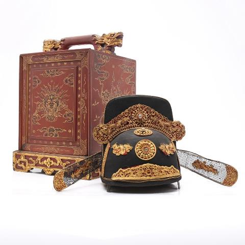 Chiếc mũ quan triều Nguyễn kèm hộp đựng. Ảnh: Nhà đấu giá Invaluable