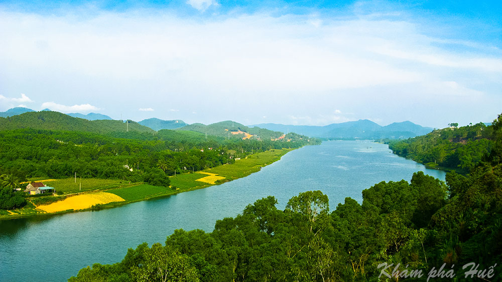 Sông Hương nhìn từ trên cao. Ảnh: Nguyễn Phúc Bảo Minh