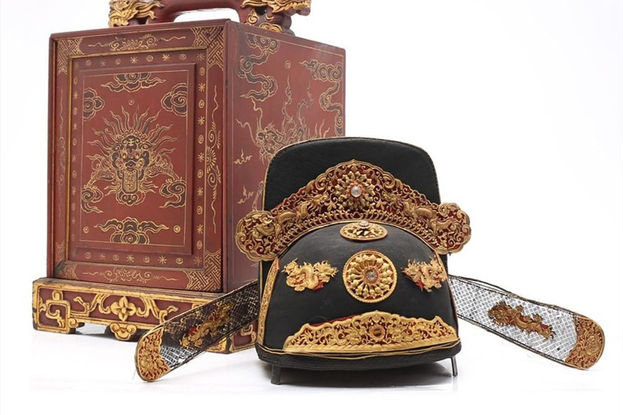 Mũ quan được giới thiệu trong phiên đấu giá.