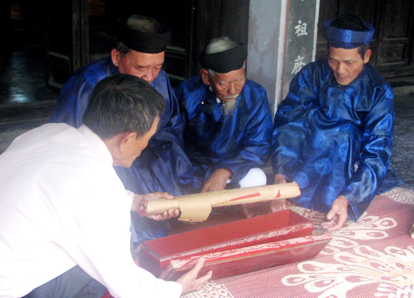  Khai mở hòm bộ sắc phong Hán Nôm tại một nhà thờ họ ở TP. Huế. Ảnh tư liệu 