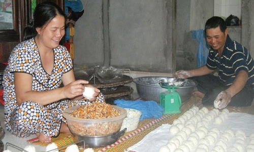  Một hộ gia đình ở An Truyền đang làm bánh bao (Ảnh: Vũ Hào)