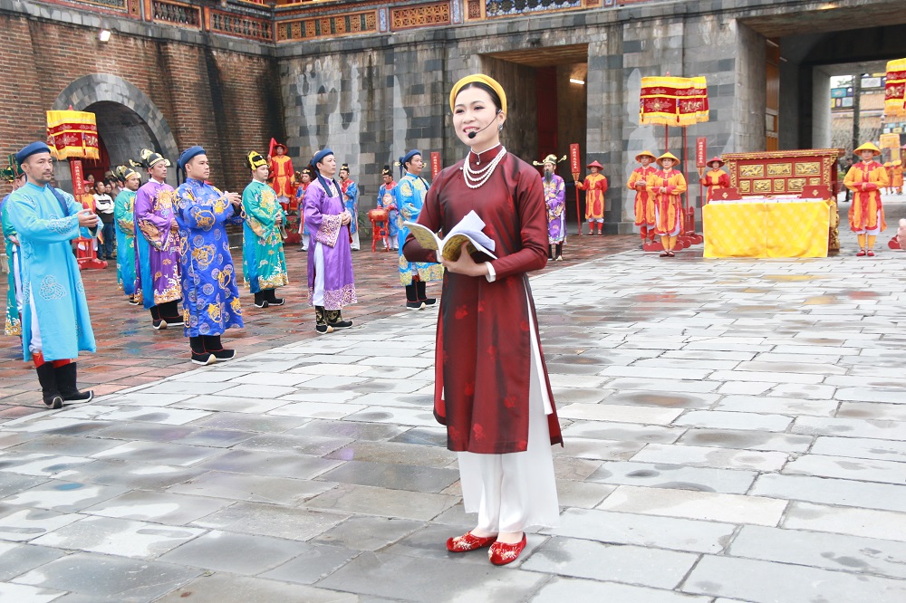 Người dẫn truyện giúp du khách hiểu rõ hơn về nghi lễ phát lịch dưới triều Nguyễn