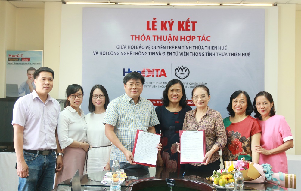 Đại diện Hội CNTT & ĐTVT tỉnh và Hội Bảo vệ Quyền trẻ em tỉnh Thừa Thiên Huế tại buổi lễ ký kết