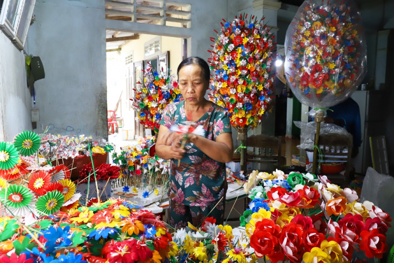Người dân làng Thanh Tiên làm hoa giấy phục vụ thị trường tết.